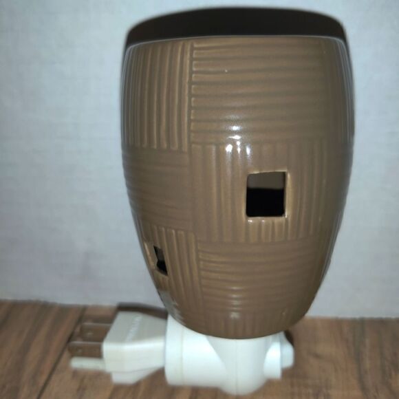 Scentsy Plug In Wall Nightlight Warmer Brown Weave Basket - Picture 3 of 5